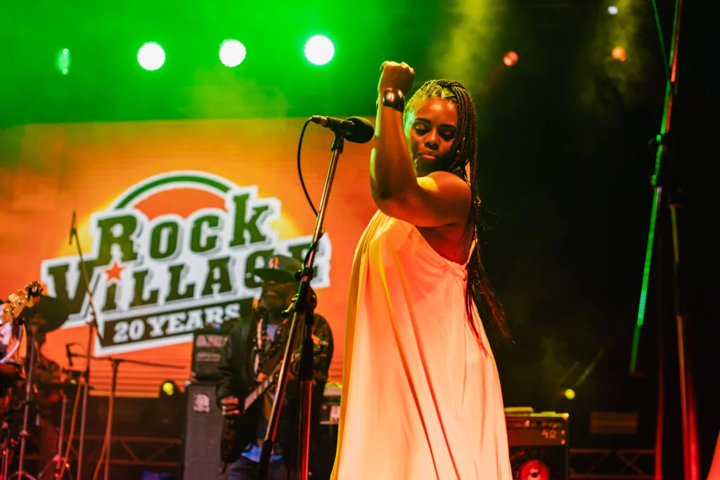 Pevačica pred ekranom „Rock Village 20 years”