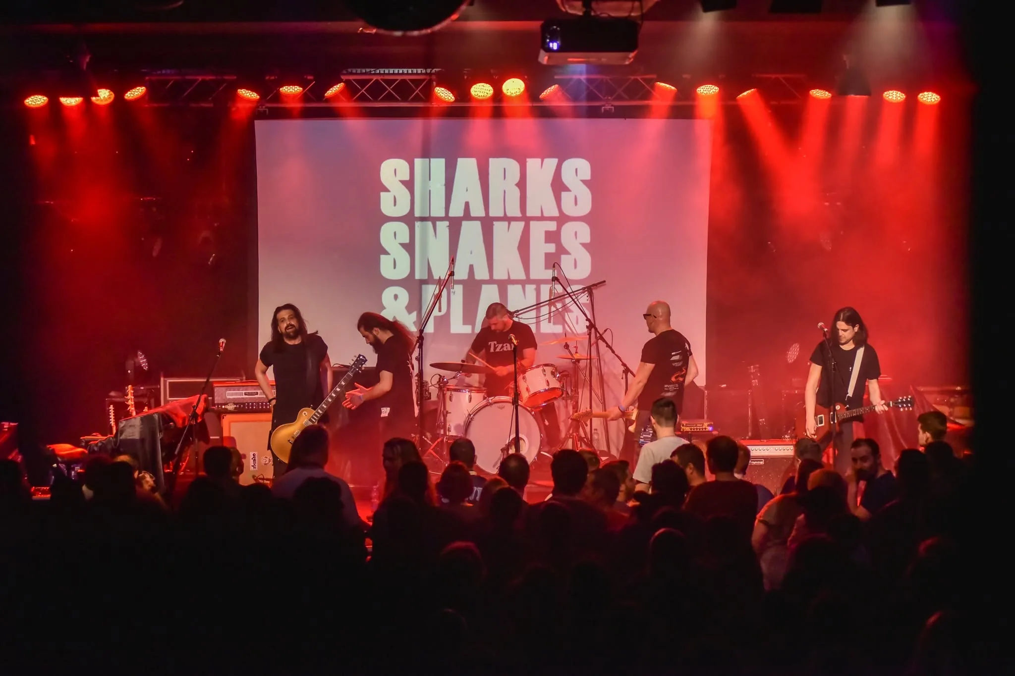 Sharks, Snakes & Planes na bini, logotip benda iznad publike